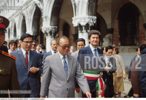 Venezia,1988.Ritratto del politico cinese Zhao Ziyang in Piazza San Marco con il sindaco di venezia Mario Rigo. Politica politico ritratto Cina Primo Ministro.Venice,1988. Portrait of politician Zhao Ziyang with the mayor of Venice Mario Rigo - Peoplès Republic of China ©Graziano Arici/Rosebud2