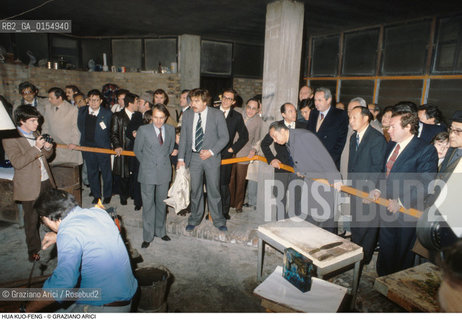 -VENEZIA,1988. HUA GUOFENG , EX PRESIDENTE DEL PARTITO COMUNISTA CINESE IN VISITA IN UNA VETRERIA A VENEZIA.POLITICA, POLITICO, COMUNISMO,CINA,VETRERIA. PRIMO MINISTRO (1976-80) PRESIDENTE DEL PARTITO COMUNISTA CINESE (1976-81).-VENICE,1988. HUA GUOFENG, EX PRESIDENT OF THE COMMUNIST CHINESE PARTY DURING THE VISIT IN VENICE ©Graziano Arici/Rosebud2
