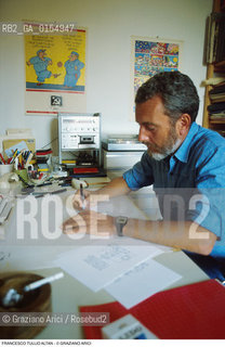 Aquileia (Udine),1987.Ritratto del disegnatore e fumettista Francesco Tullio Altan alias Altan nel suo studio. Satira,fumettista, disegnatore, sceneggiatore e autore satirico ritratto disegno fumetto Pimpa.Venice,1987. Portrait of the Francesco Tullio Altan alias Altan, draftsman cartoonist comic strip, artist and satirist in hi studio  ©Graziano Arici/Rosebud2