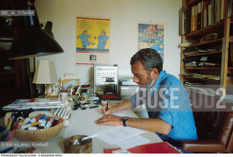 Aquileia (Udine),1987.Ritratto del disegnatore e fumettista Francesco Tullio Altan alias Altan nel suo studio. Satira,fumettista, disegnatore, sceneggiatore e autore satirico ritratto disegno fumetto Pimpa.Venice,1987. Portrait of the Francesco Tullio Altan alias Altan, draftsman cartoonist comic strip, artist and satirist in hi studio  ©Graziano Arici/Rosebud2