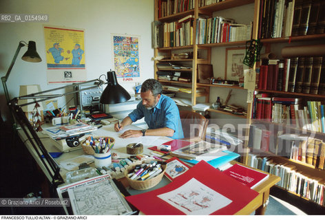 Aquileia (Udine),1987.Ritratto del disegnatore e fumettista Francesco Tullio Altan alias Altan nel suo studio. Satira,fumettista, disegnatore, sceneggiatore e autore satirico ritratto disegno fumetto Pimpa.Venice,1987. Portrait of the Francesco Tullio Altan alias Altan, draftsman cartoonist comic strip, artist and satirist in hi studio  ©Graziano Arici/Rosebud2