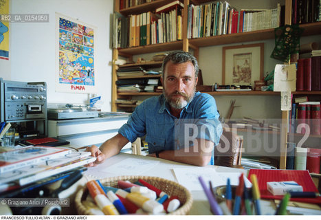 Aquileia (Udine),1987.Ritratto del disegnatore e fumettista Francesco Tullio Altan alias Altan nel suo studio. Satira,fumettista, disegnatore, sceneggiatore e autore satirico ritratto disegno fumetto Pimpa.Venice,1987. Portrait of the Francesco Tullio Altan alias Altan, draftsman cartoonist comic strip, artist and satirist in hi studio  ©Graziano Arici/Rosebud2