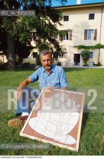 Aquileia (Udine),1987.Ritratto del disegnatore e fumettista Francesco Tullio Altan alias Altan, in casa sua. Satira,fumettista, disegnatore, sceneggiatore e autore satirico ritratto disegno fumetto Pimpa.Venice,1987. Portrait of the Francesco Tullio Altan alias Altan, draftsman cartoonist comic strip, artist and satirist at home ©Graziano Arici/Rosebud2