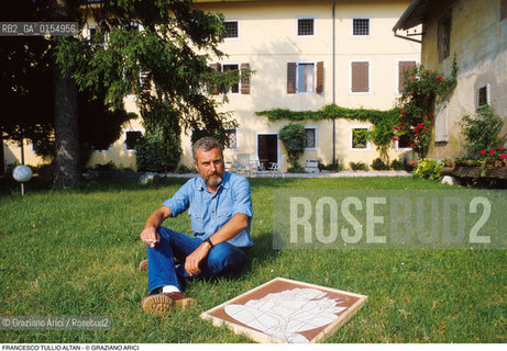 Aquileia (Udine),1987.Ritratto del disegnatore e fumettista Francesco Tullio Altan alias Altan, in casa sua. Satira,fumettista, disegnatore, sceneggiatore e autore satirico ritratto disegno fumetto Pimpa.Venice,1987. Portrait of the Francesco Tullio Altan alias Altan, draftsman cartoonist comic strip, artist and satirist at home ©Graziano Arici/Rosebud2