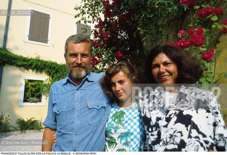 Aquileia (Udine),1987.Ritratto del disegnatore e fumettista Francesco Tullio Altan alias Altan, in casa sua. Satira,fumettista, disegnatore, sceneggiatore e autore satirico ritratto disegno fumetto Pimpa.Venice,1987. Portrait of the Francesco Tullio Altan alias Altan, draftsman cartoonist comic strip, artist and satirist at home ©Graziano Arici/Rosebud2