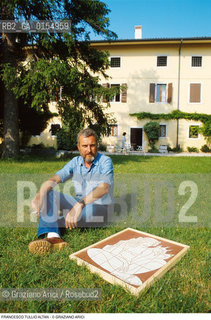 Aquileia (Udine),1987.Ritratto del disegnatore e fumettista Francesco Tullio Altan alias Altan, in casa sua. Satira,fumettista, disegnatore, sceneggiatore e autore satirico ritratto disegno fumetto Pimpa.Venice,1987. Portrait of the Francesco Tullio Altan alias Altan, draftsman cartoonist comic strip, artist and satirist at home ©Graziano Arici/Rosebud2