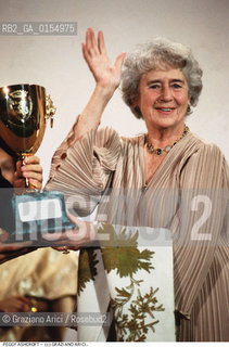 - Venezia, 1989. 46°Festival Internazionale dArte Cinematografica di Venezia.Ritratto dellattrice Peggy Ashcroft con la Coppa Volpi. Cinema ritratto attrice premio Coppa Volpi.- Venice,1989. 46th Venice International Film Festival.Portrait of actress Peggy Ashcroft with Coppa Volpi prize  ©Graziano Arici/Rosebud2