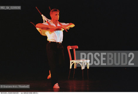 Venezia, 1997.Ritratto del ballerino e coreografo Michail Barisnikov (Mikhail Baryshnikov). Danza ballerino ritratto ponte.Venice, 1997. Portrait of the dancer and coreographer  Michail Barisnikov (Mikhail Baryshnikov) ©Graziano Arici/Rosebud2