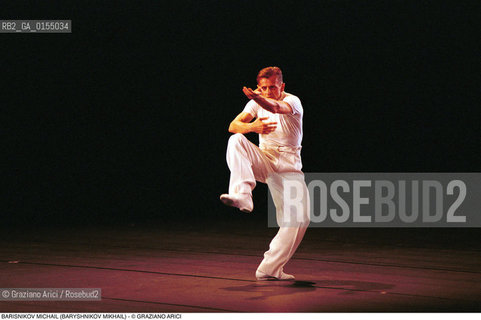 Venezia, 1997.Ritratto del ballerino e coreografo Michail Barisnikov (Mikhail Baryshnikov). Danza ballerino ritratto ponte.Venice, 1997. Portrait of the dancer and coreographer  Michail Barisnikov (Mikhail Baryshnikov) ©Graziano Arici/Rosebud2
