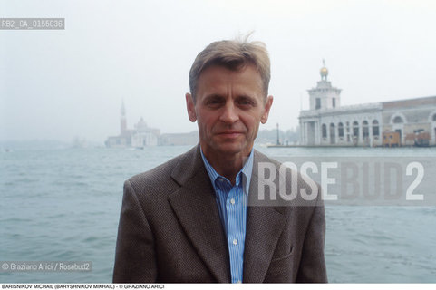 Venezia, 1997.Ritratto del ballerino e coreografo Michail Barisnikov (Mikhail Baryshnikov). Danza ballerino ritratto ponte.Venice, 1997. Portrait of the dancer and coreographer  Michail Barisnikov (Mikhail Baryshnikov) ©Graziano Arici/Rosebud2