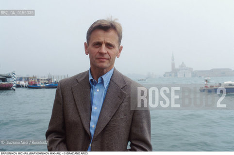 Venezia, 1997.Ritratto del ballerino e coreografo Michail Barisnikov (Mikhail Baryshnikov). Danza ballerino ritratto ponte.Venice, 1997. Portrait of the dancer and coreographer  Michail Barisnikov (Mikhail Baryshnikov) ©Graziano Arici/Rosebud2