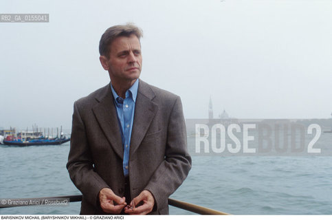 Venezia, 1997.Ritratto del ballerino e coreografo Michail Barisnikov (Mikhail Baryshnikov). Danza ballerino ritratto ponte.Venice, 1997. Portrait of the dancer and coreographer  Michail Barisnikov (Mikhail Baryshnikov) ©Graziano Arici/Rosebud2