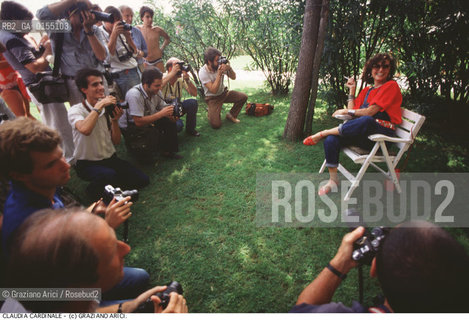 - Venezia,1987. 44°Festival Internazionale dArte Cinematografica di Venezia.Ritratto dellattrice Claudia Cardinale con i fotografi Cinema ritratto attrice sigaretta.- Venice,1987. 44° Venice International Film Festival. Portrait of the actress Claudia Cardinale with the photographers ©Graziano Arici/Rosebud2