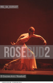 -Venezia,1996.Gran Teatro La Fenice. Carolyn Carlson nel balletto Solò, coreografia di Carolyn Carlson, ritratto Danza Balletto coreografa Carlson solo -Venice,1996.Gran Teatro La Fenice. The dancer and choreographer Carolyn Carlson during the ballett Solò by Carolyn Carlson, contemporary dance choreographer ©Graziano Arici/Rosebud2 .La cessione dei diritti di questa immagine si intende per quanto di nostra competenza. Non comprende invece le eventuali spese  relative a diritti che potranno essere richiesti dagli Enti o persone fisiche cui appartengono eventualmente i soggetti  ripresi. Tali costi, ove necessari, e l’espletamento di qualsivoglia pratica di richiesta di concessione del permesso di pubblicazione sono esclusivamente a carico e a cura del soggetto acquirente di questa immagine.