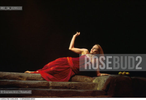 -Venezia,1996.Gran Teatro La Fenice. Carolyn Carlson nel balletto Solò, coreografia di Carolyn Carlson, ritratto Danza Balletto coreografa Carlson solo -Venice,1996.Gran Teatro La Fenice. The dancer and choreographer Carolyn Carlson during the ballett Solò by Carolyn Carlson, contemporary dance choreographer ©Graziano Arici/Rosebud2 .La cessione dei diritti di questa immagine si intende per quanto di nostra competenza. Non comprende invece le eventuali spese  relative a diritti che potranno essere richiesti dagli Enti o persone fisiche cui appartengono eventualmente i soggetti  ripresi. Tali costi, ove necessari, e l’espletamento di qualsivoglia pratica di richiesta di concessione del permesso di pubblicazione sono esclusivamente a carico e a cura del soggetto acquirente di questa immagine.