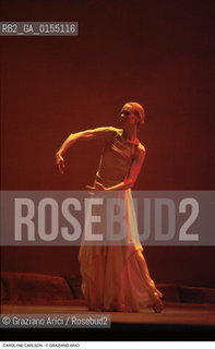-Venezia,1996.Gran Teatro La Fenice. Carolyn Carlson nel balletto Solò, coreografia di Carolyn Carlson, ritratto Danza Balletto coreografa Carlson solo -Venice,1996.Gran Teatro La Fenice. The dancer and choreographer Carolyn Carlson during the ballett Solò by Carolyn Carlson, contemporary dance choreographer ©Graziano Arici/Rosebud2 .La cessione dei diritti di questa immagine si intende per quanto di nostra competenza. Non comprende invece le eventuali spese  relative a diritti che potranno essere richiesti dagli Enti o persone fisiche cui appartengono eventualmente i soggetti  ripresi. Tali costi, ove necessari, e l’espletamento di qualsivoglia pratica di richiesta di concessione del permesso di pubblicazione sono esclusivamente a carico e a cura del soggetto acquirente di questa immagine.