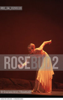 -Venezia,1996.Gran Teatro La Fenice. Carolyn Carlson nel balletto Solò, coreografia di Carolyn Carlson, ritratto Danza Balletto coreografa Carlson solo -Venice,1996.Gran Teatro La Fenice. The dancer and choreographer Carolyn Carlson during the ballett Solò by Carolyn Carlson, contemporary dance choreographer ©Graziano Arici/Rosebud2 .La cessione dei diritti di questa immagine si intende per quanto di nostra competenza. Non comprende invece le eventuali spese  relative a diritti che potranno essere richiesti dagli Enti o persone fisiche cui appartengono eventualmente i soggetti  ripresi. Tali costi, ove necessari, e l’espletamento di qualsivoglia pratica di richiesta di concessione del permesso di pubblicazione sono esclusivamente a carico e a cura del soggetto acquirente di questa immagine.
