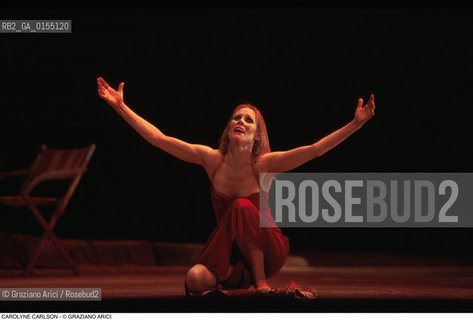 -Venezia,1996.Gran Teatro La Fenice. Carolyn Carlson nel balletto Solò, coreografia di Carolyn Carlson, ritratto Danza Balletto coreografa Carlson solo -Venice,1996.Gran Teatro La Fenice. The dancer and choreographer Carolyn Carlson during the ballett Solò by Carolyn Carlson, contemporary dance choreographer ©Graziano Arici/Rosebud2 .La cessione dei diritti di questa immagine si intende per quanto di nostra competenza. Non comprende invece le eventuali spese  relative a diritti che potranno essere richiesti dagli Enti o persone fisiche cui appartengono eventualmente i soggetti  ripresi. Tali costi, ove necessari, e l’espletamento di qualsivoglia pratica di richiesta di concessione del permesso di pubblicazione sono esclusivamente a carico e a cura del soggetto acquirente di questa immagine.