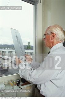 Trieste,1994.Luigi Luca Cavalli-Sforza, genetista e scienziato,professore emerito allUniversità di Stanford,antropologo e accademico dei Lincei.Scienza Genetica antropologia ritratto scienziatom -Trieste,1994.Portrait of Luigi Luca Cavalli-Sforza, population geneticist and professor at Stanford University ©Graziano Arici/Rosebud2