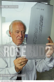 Trieste,1994.Luigi Luca Cavalli-Sforza, genetista e scienziato,professore emerito allUniversità di Stanford,antropologo e accademico dei Lincei.Scienza Genetica antropologia ritratto scienziatom -Trieste,1994.Portrait of Luigi Luca Cavalli-Sforza, population geneticist and professor at Stanford University ©Graziano Arici/Rosebud2