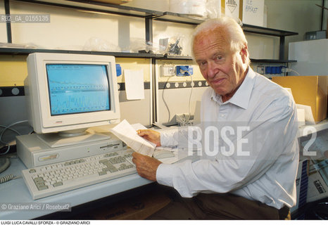 Trieste,1994.Luigi Luca Cavalli-Sforza, genetista e scienziato,professore emerito allUniversità di Stanford,antropologo e accademico dei Lincei.Scienza Genetica antropologia ritratto scienziatom -Trieste,1994.Portrait of Luigi Luca Cavalli-Sforza, population geneticist and professor at Stanford University ©Graziano Arici/Rosebud2