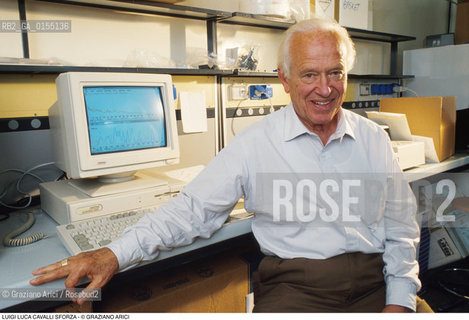 Trieste,1994.Luigi Luca Cavalli-Sforza, genetista e scienziato,professore emerito allUniversità di Stanford,antropologo e accademico dei Lincei.Scienza Genetica antropologia ritratto scienziatom -Trieste,1994.Portrait of Luigi Luca Cavalli-Sforza, population geneticist and professor at Stanford University ©Graziano Arici/Rosebud2
