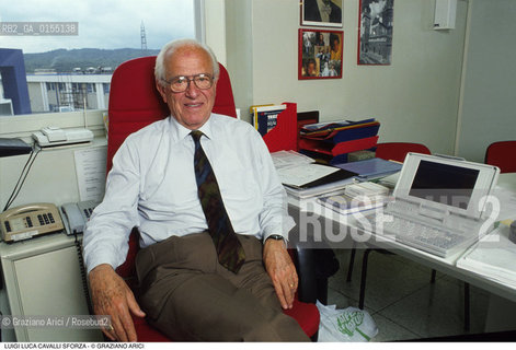 Trieste,1994.Luigi Luca Cavalli-Sforza, genetista e scienziato,professore emerito allUniversità di Stanford,antropologo e accademico dei Lincei.Scienza Genetica antropologia ritratto scienziatom -Trieste,1994.Portrait of Luigi Luca Cavalli-Sforza, population geneticist and professor at Stanford University ©Graziano Arici/Rosebud2
