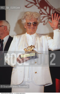 - Venezia, 1994. 51°Festival Internazionale dArte Cinematografica di Venezia.Ritratto della sceneggiatrice Suso Cecchi DAmico con il Leoen doro alla carriera  Cinema ritratto sceneggiatore Leone d oro carriera .- Venice,1994. 51th Venice International Film Festival. Portrait of the screenwriter Suso Cecchi DAmico with a Golden Lion for Lifetime Achievement prize ©Graziano Arici/Rosebud2