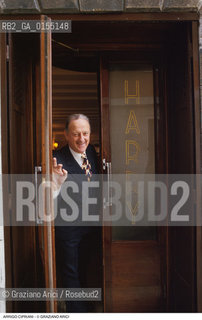 Venezia,1996.Ritratto di Arrigo Cipriani, ristoratore e proprietario dellHarrys Bar allinterno del suo ristorante. Venezia Harrys bar storico bar ristoratore ristorazione ritratto -Venice,1996.Portrait of restaurateur Arrigo Cipriani, owner of Harrys Bar,in his restaurant  ©Graziano Arici/Rosebud2