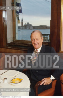Venezia,1996.Ritratto di Arrigo Cipriani, ristoratore e proprietario dellHarrys Bar allinterno del suo ristorante. Venezia Harrys bar storico bar ristoratore ristorazione ritratto -Venice,1996.Portrait of restaurateur Arrigo Cipriani, owner of Harrys Bar,in his restaurant  ©Graziano Arici/Rosebud2