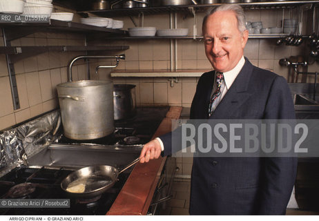 Venezia,1996.Ritratto di Arrigo Cipriani, ristoratore e proprietario dellHarrys Bar allinterno del suo ristorante. Venezia Harrys bar storico bar ristoratore ristorazione ritratto -Venice,1996.Portrait of restaurateur Arrigo Cipriani, owner of Harrys Bar,in his restaurant  ©Graziano Arici/Rosebud2