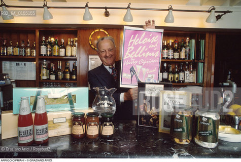 Venezia,1996.Ritratto di Arrigo Cipriani, ristoratore e proprietario dellHarrys Bar allinterno del suo ristorante. Venezia Harrys bar storico bar ristoratore ristorazione ritratto prodotti cocktail Bellini catering-Venice,1996.Portrait of restaurateur Arrigo Cipriani, owner of Harrys Bar,in his restaurant  ©Graziano Arici/Rosebud2