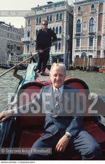 Venezia,1996.Ritratto di Arrigo Cipriani, ristoratore e proprietario dellHarrys Bar in gondola. Venezia Harrys bar storico bar ristoratore ristorazione ritratto gondola -Venice,1996.Portrait of restaurateur Arrigo Cipriani, owner of Harrys Bar,on gondola ©Graziano Arici/Rosebud2