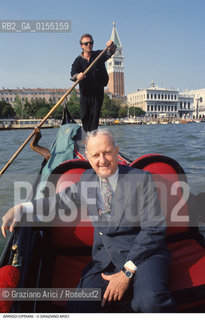 Venezia,1996.Ritratto di Arrigo Cipriani, ristoratore e proprietario dellHarrys Bar in gondola. Venezia Harrys bar storico bar ristoratore ristorazione ritratto gondola -Venice,1996.Portrait of restaurateur Arrigo Cipriani, owner of Harrys Bar,on gondola ©Graziano Arici/Rosebud2