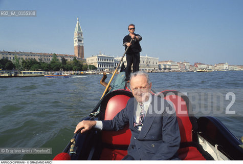 Venezia,1996.Ritratto di Arrigo Cipriani, ristoratore e proprietario dellHarrys Bar in gondola. Venezia Harrys bar storico bar ristoratore ristorazione ritratto gondola -Venice,1996.Portrait of restaurateur Arrigo Cipriani, owner of Harrys Bar,on gondola ©Graziano Arici/Rosebud2