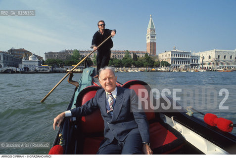 Venezia,1996.Ritratto di Arrigo Cipriani, ristoratore e proprietario dellHarrys Bar in gondola. Venezia Harrys bar storico bar ristoratore ristorazione ritratto gondola -Venice,1996.Portrait of restaurateur Arrigo Cipriani, owner of Harrys Bar,on gondola ©Graziano Arici/Rosebud2