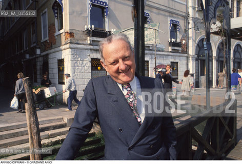 Venezia,1996.Ritratto di Arrigo Cipriani, ristoratore e proprietario dellHarrys Bar in gondola. Venezia Harrys bar storico bar ristoratore ristorazione ritratto gondola -Venice,1996.Portrait of restaurateur Arrigo Cipriani, owner of Harrys Bar,on gondola ©Graziano Arici/Rosebud2