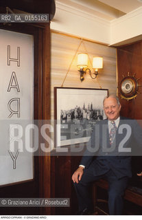 Venezia,1996.Ritratto di Arrigo Cipriani, ristoratore e proprietario dellHarrys Bar allinterno del suo ristorante. Venezia Harrys bar storico bar ristoratore ristorazione ritratto -Venice,1996.Portrait of restaurateur Arrigo Cipriani, owner of Harrys Bar,in his restaurant  ©Graziano Arici/Rosebud2