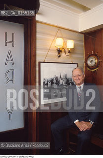 Venezia,1996.Ritratto di Arrigo Cipriani, ristoratore e proprietario dellHarrys Bar allinterno del suo ristorante. Venezia Harrys bar storico bar ristoratore ristorazione ritratto -Venice,1996.Portrait of restaurateur Arrigo Cipriani, owner of Harrys Bar,in his restaurant  ©Graziano Arici/Rosebud2