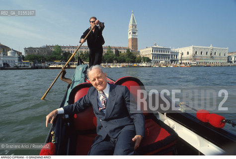 Venezia,1996.Ritratto di Arrigo Cipriani, ristoratore e proprietario dellHarrys Bar in gondola. Venezia Harrys bar storico bar ristoratore ristorazione ritratto gondola -Venice,1996.Portrait of restaurateur Arrigo Cipriani, owner of Harrys Bar,on gondola ©Graziano Arici/Rosebud2