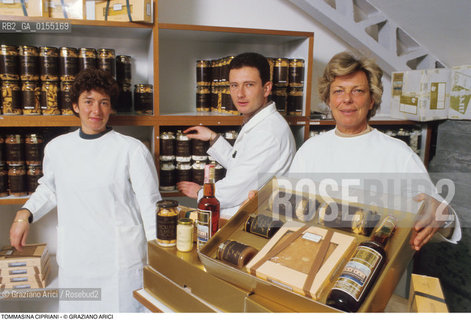 Venezia,1996.Ritratto di Tommasina Cipriani, moglie del ristoratore e proprietario dellHarrys Bar, allinterno dell Harrys dolci. Venezia Harrys bar storico bar ristoratore ristorazione ritratto dolci dolciario-Venice,1996. Portrait of Tommasina Cipriani, wife of the restaurateur Arrigo Cipriani, owner of Harrys Bar,in the interior of Harrys dolci ©Graziano Arici/Rosebud2