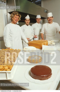 Venezia,1996.Ritratto di Tommasina Cipriani, moglie del ristoratore e proprietario dellHarrys Bar, allinterno dell Harrys dolci. Venezia Harrys bar storico bar ristoratore ristorazione ritratto dolci dolciario-Venice,1996. Portrait of Tommasina Cipriani, wife of the restaurateur Arrigo Cipriani, owner of Harrys Bar,in the interior of Harrys dolci ©Graziano Arici/Rosebud2