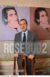Venezia,1996.Ritratto di Attilio Codognato, collezionista e critico darte in casa sua vicino ad unopera di Andy Warhol. Arte critico art opera.Venice,1996.Portrait of the critic and art collector Attilio Codognato at home near a work of Andy Warhol ©Graziano Arici/Rosebud2