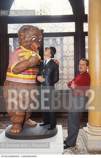 Venezia,1996.Ritratto di Attilio Codognato, collezionista e critico darte in casa sua vicino ad unopera di Jeff Koons. Arte critico art opera contemporanea Venice,1996.Portrait of the critic and art collector Attilio Codognato at home near a work of Jeff Koons ©Graziano Arici/Rosebud2