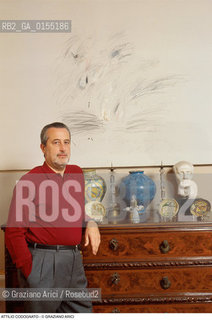 Venezia,1996.Ritratto di Attilio Codognato, collezionista e critico darte in casa sua vicino ad un quadro di  Cy Twombly. Arte critico art opera contemporanea.Venice,1996.Portrait of the critic and art collector Attilio Codognato at home near a work of  Cy Twombly ©Graziano Arici/Rosebud2