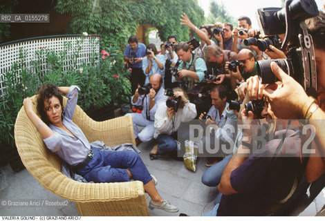 - Venezia, 1988.Festival Internazionale dArte Cinematografica di Venezia.Ritratto dellattrice Valeria Golino con i fotografi.  Cinema attrice fotografi ritratto .- Venice,1988.Venice International Film Festival. Portrait of the actress Valeria Golino with the photographers ©Graziano Arici/Rosebud2