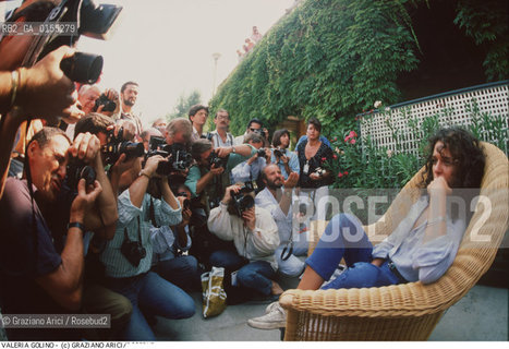 - Venezia, 1988.Festival Internazionale dArte Cinematografica di Venezia.Ritratto dellattrice Valeria Golino con i fotografi.  Cinema attrice fotografi ritratto .- Venice,1988.Venice International Film Festival. Portrait of the actress Valeria Golino with the photographers ©Graziano Arici/Rosebud2