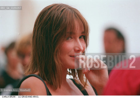 - Venezia, 1998. 55°Festival Internazionale dArte Cinematografica di Venezia.Ritratto della top model e cantante Carla Bruni. Cinema ritratto cantante top model moda.- Venice,1998. 55th Venice International Film Festival.Portrait of the top model and singer Carla Bruni  ©Graziano Arici/Rosebud2