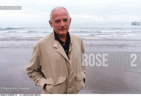 - Venezia, 1998. 55°Festival Internazionale dArte Cinematografica di Venezia.Ritratto del produttore Marin Karmitz  Cinema ritratto produttore spiaggia mare.- Venice,1998. 55th Venice International Film Festival.Portrait of the producer Marin Karmitz  ©Graziano Arici/Rosebud2