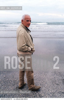 - Venezia, 1998. 55°Festival Internazionale dArte Cinematografica di Venezia.Ritratto del produttore Marin Karmitz  Cinema ritratto produttore spiaggia mare.- Venice,1998. 55th Venice International Film Festival.Portrait of the producer Marin Karmitz  ©Graziano Arici/Rosebud2